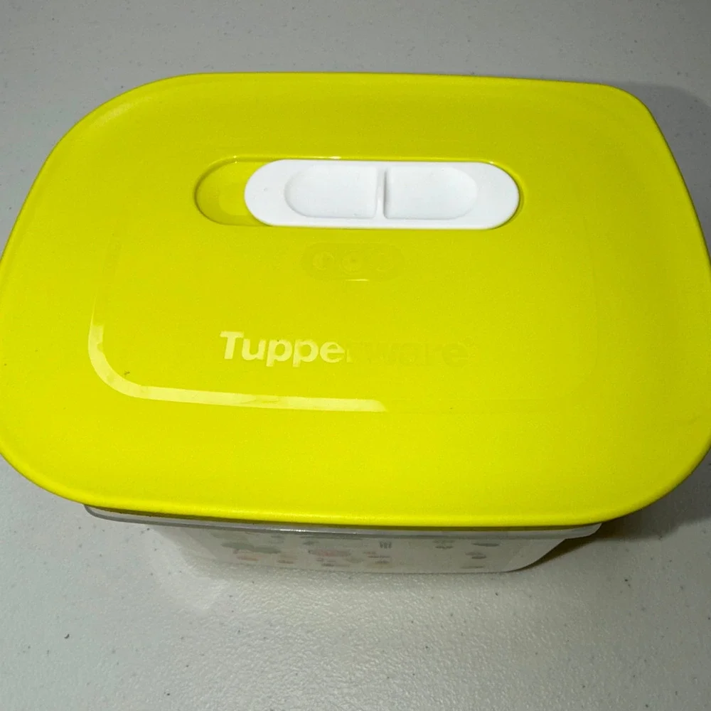 Tupperware 7286 Fridgesmart Storage Container Lime Yellow Vented Lid 1.8L